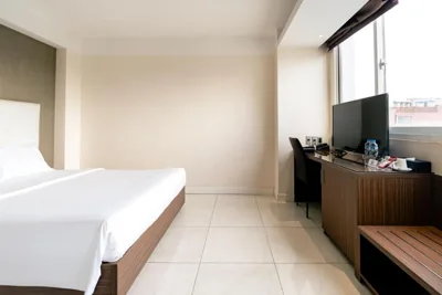 Premier-Queen-Zimmer mit Fenster — Nicecy Ben Thanh Hotel